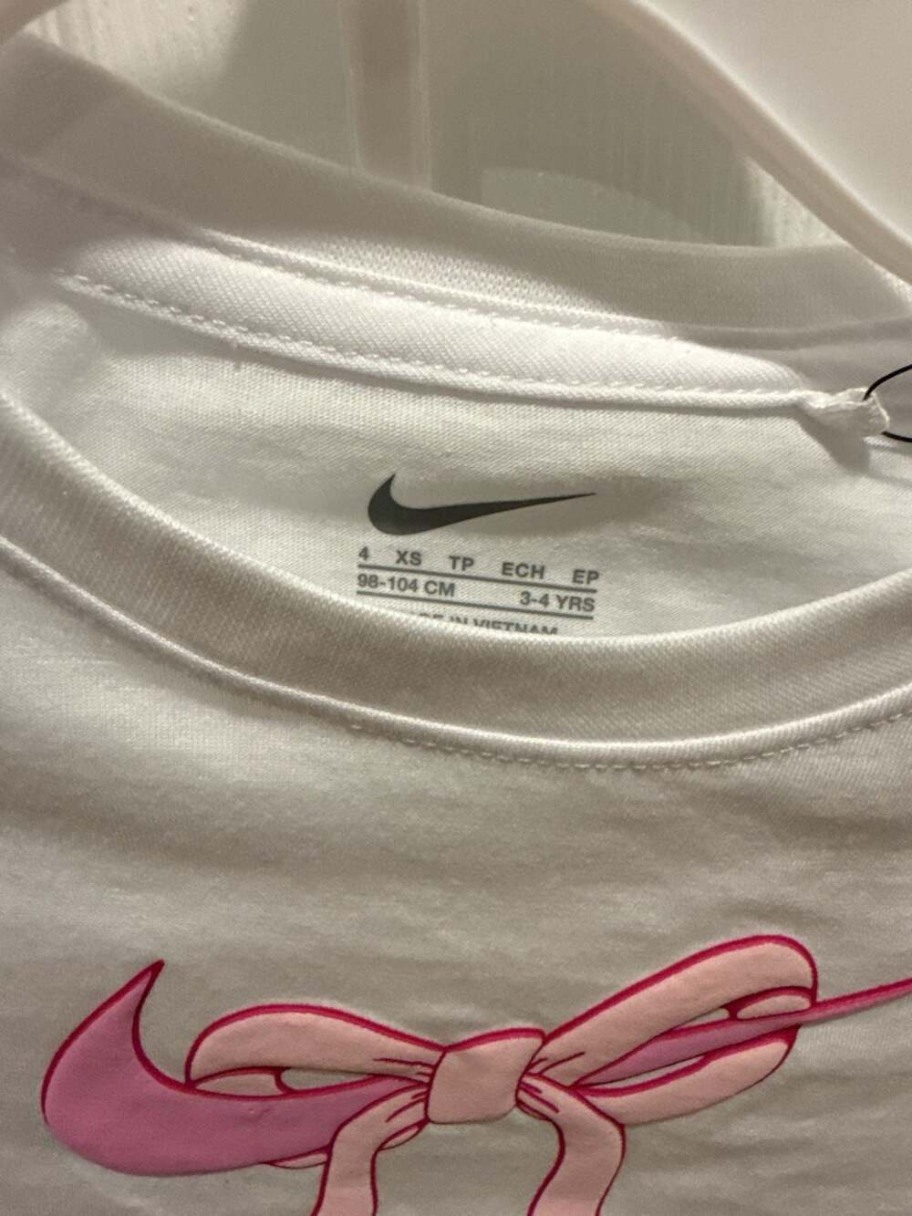 Nike Girls Swoosh Ribbon Graphic T-Shirt and Shorts 2-Piece Set minor blemishes - Picture 2 of 8